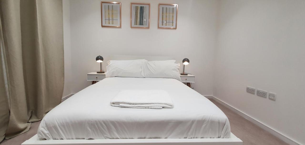 Garland Modern 3 Bedroom House Westfield - Stratford *