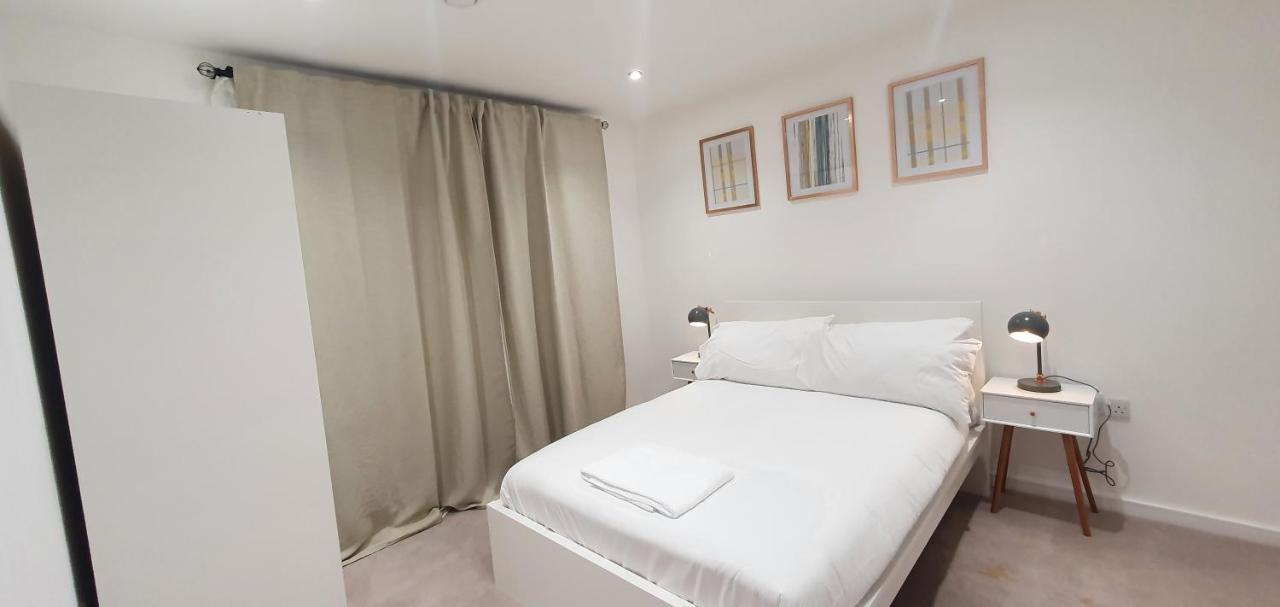 Garland Modern 3 Bedroom House Westfield - Stratford * London