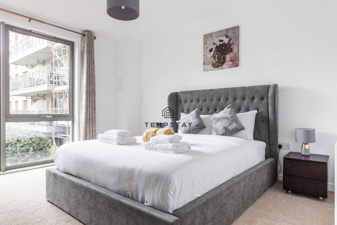 Modern Private -balcony-tube Station Apartment London