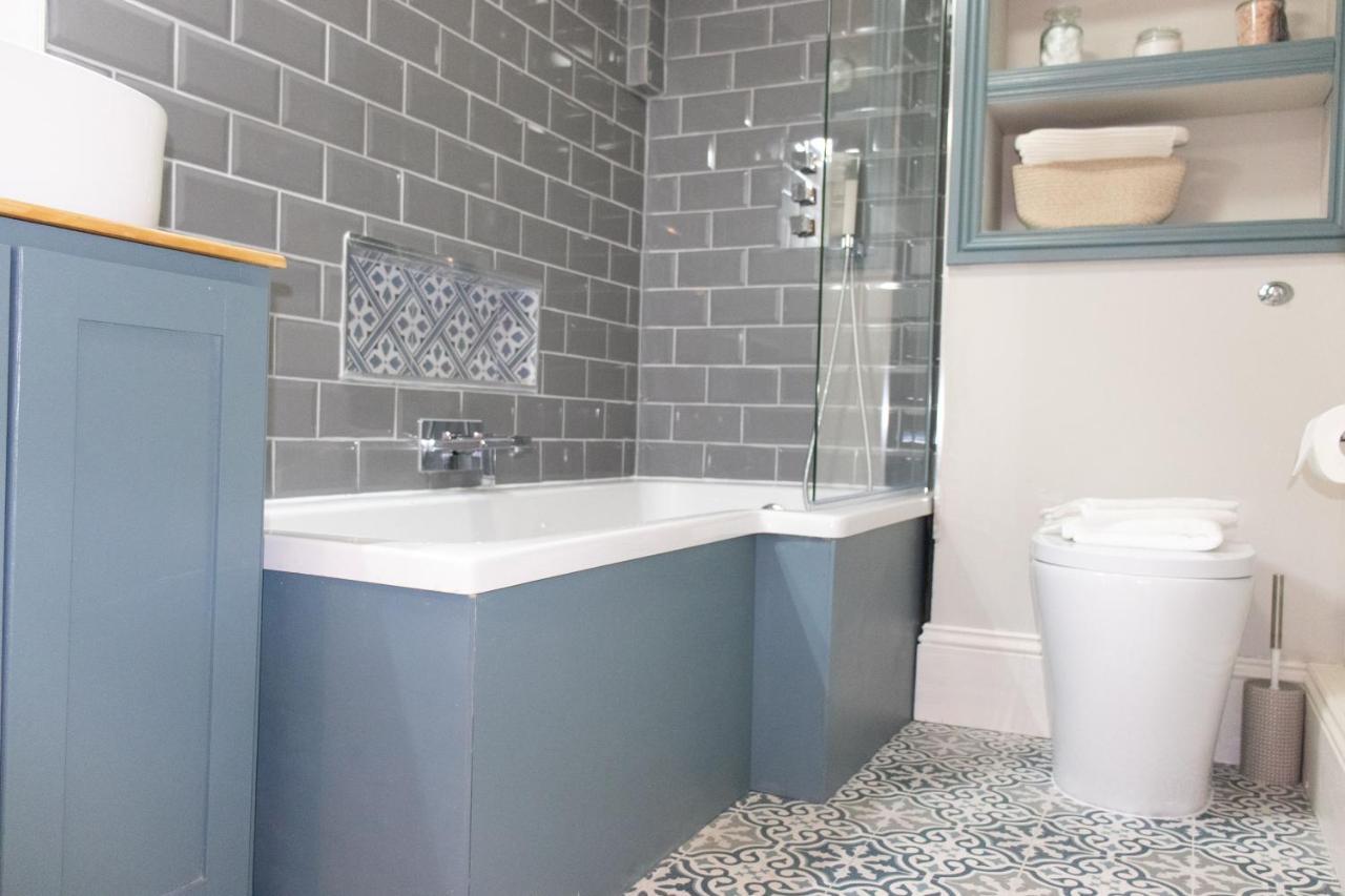 Trendy Two Bed With Private Garden London