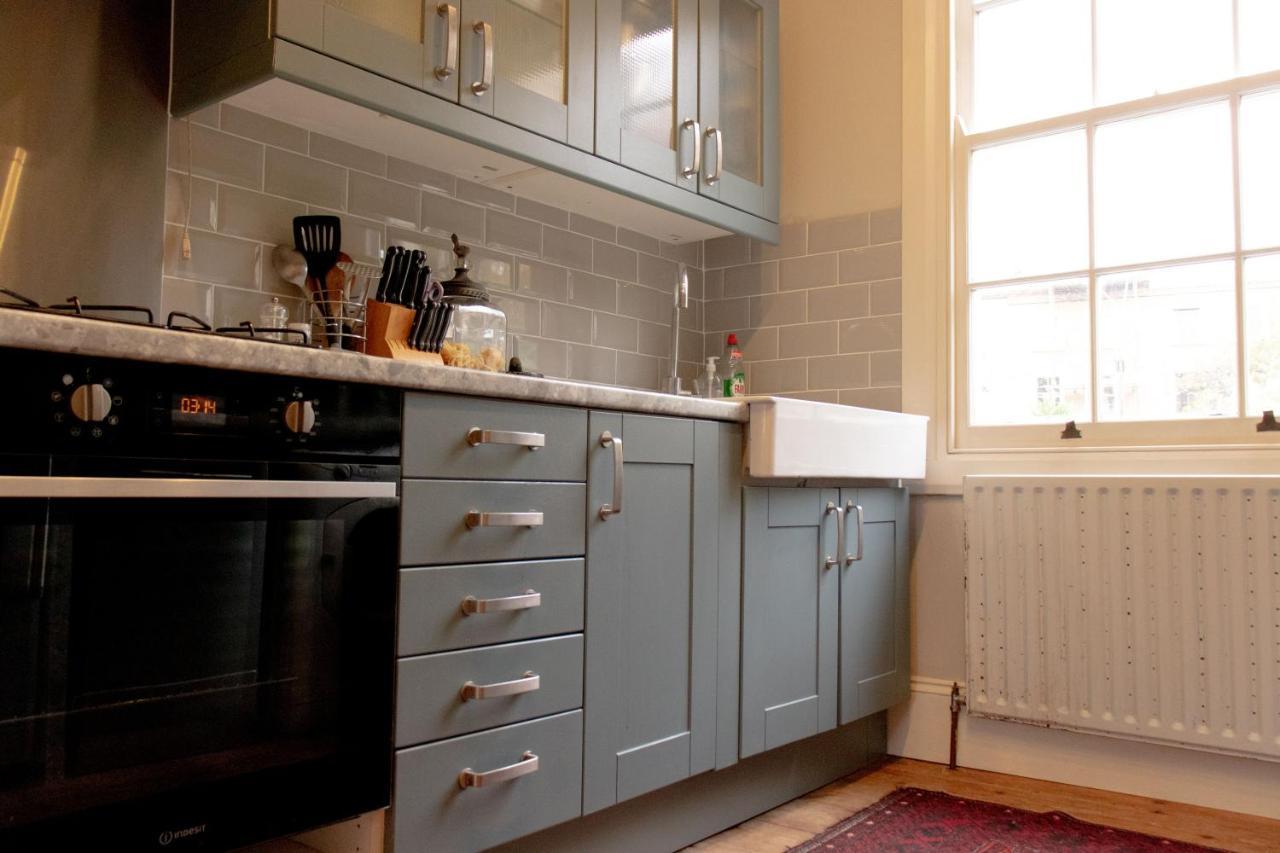 Trendy Two Bed With Private Garden Apartment *