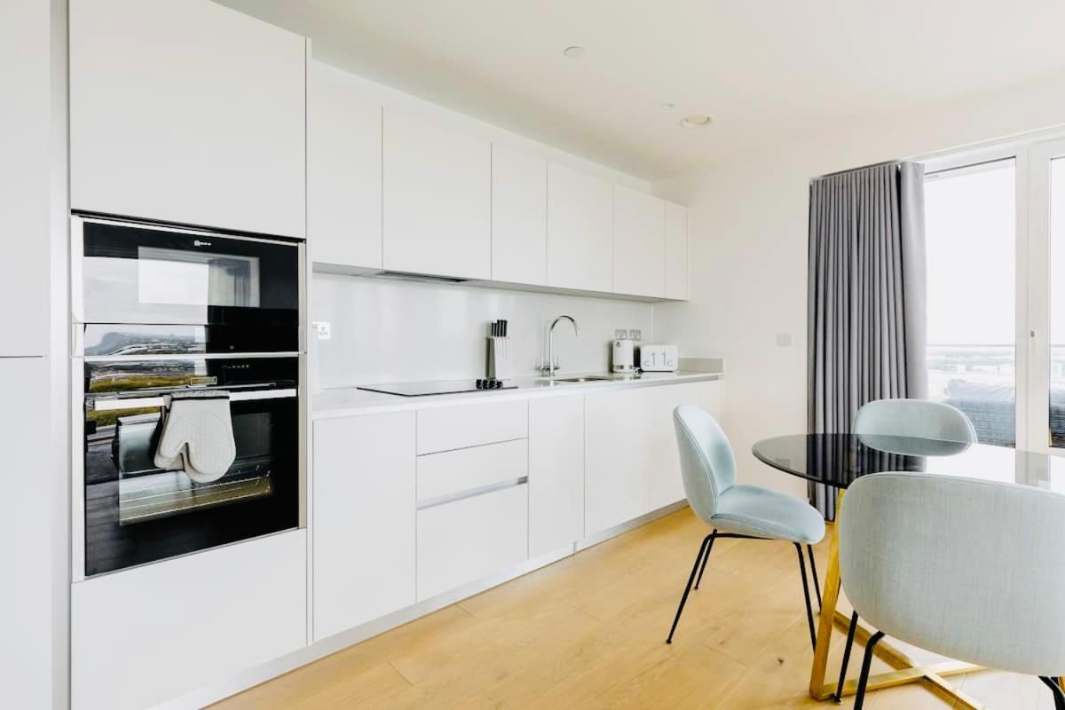 Executive Waterfront Split Penthouse Leilighet *