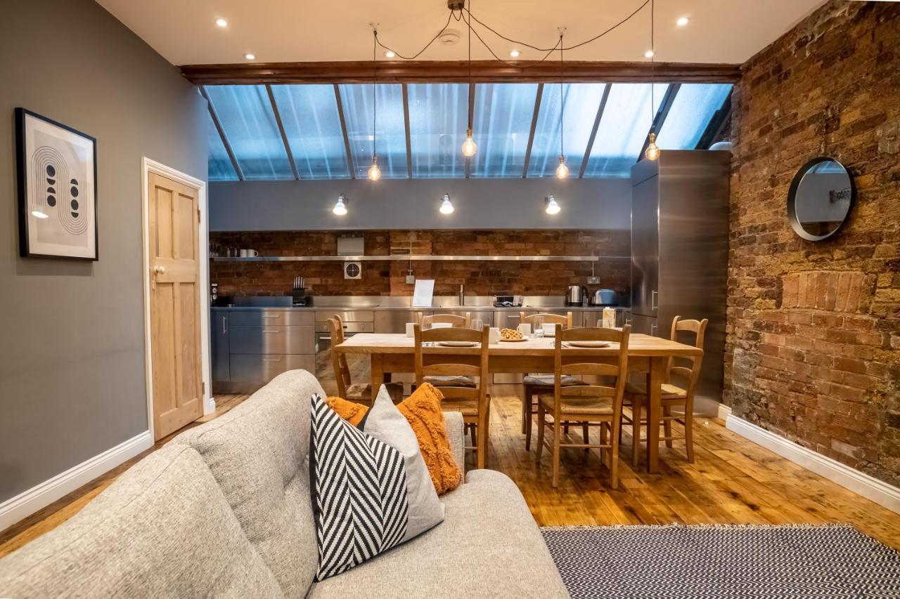 Deluxe Rustic Style Two Bedroom Bethnal - Yard View London
