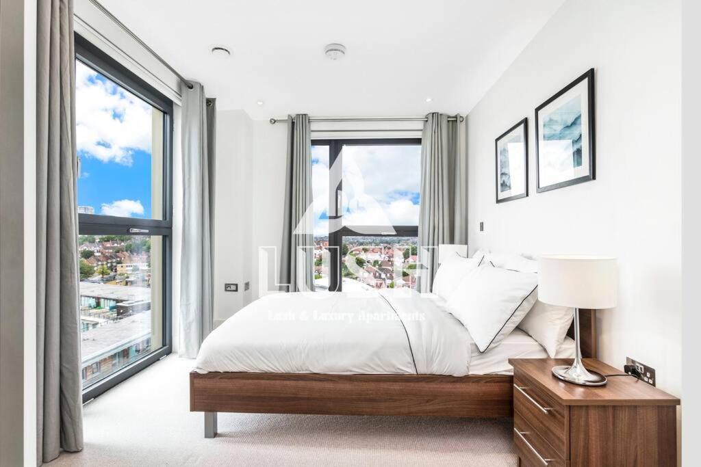 Modern, Stylish Penthouse Next To Wembley Stadium! * Londen
