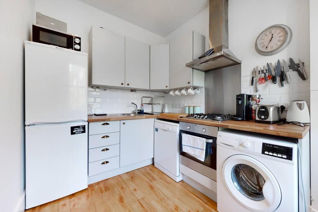 Superb 2 Bed Flat Next To Clapham South Station Londres
