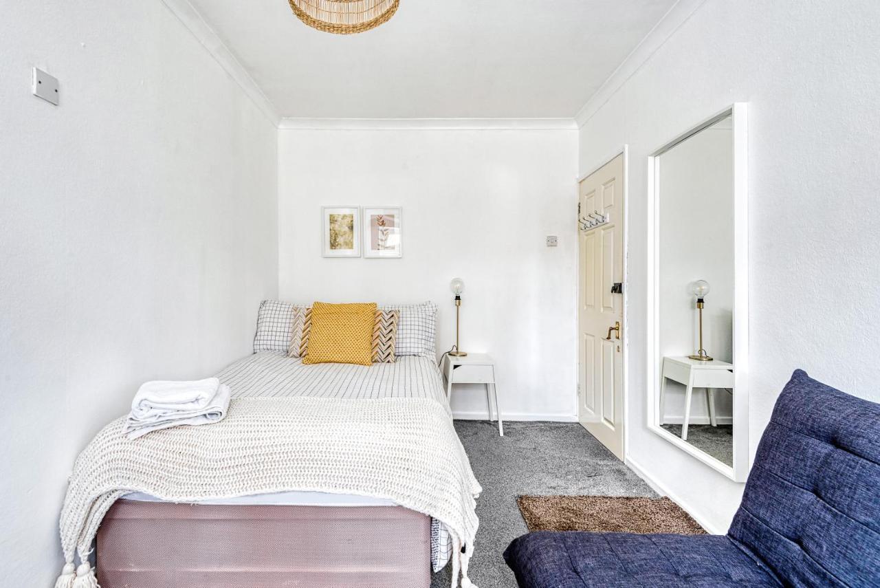 Spacius 3 Bedroom Garden House Apartment London