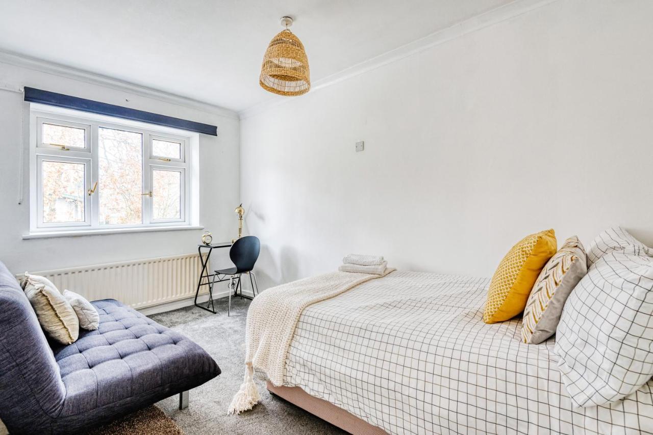 Spacius 3 Bedroom Garden House Apartment London