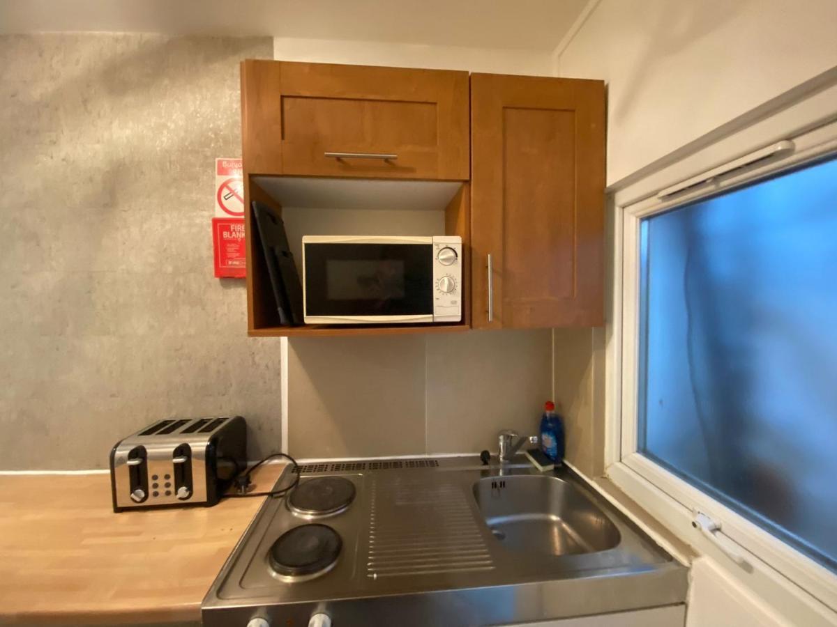 F1-basement Studio Fits 3 Near Paddington London