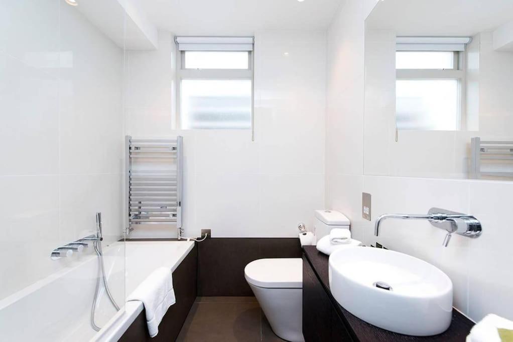 Beautiful 2br Flat With Free Parking In West London