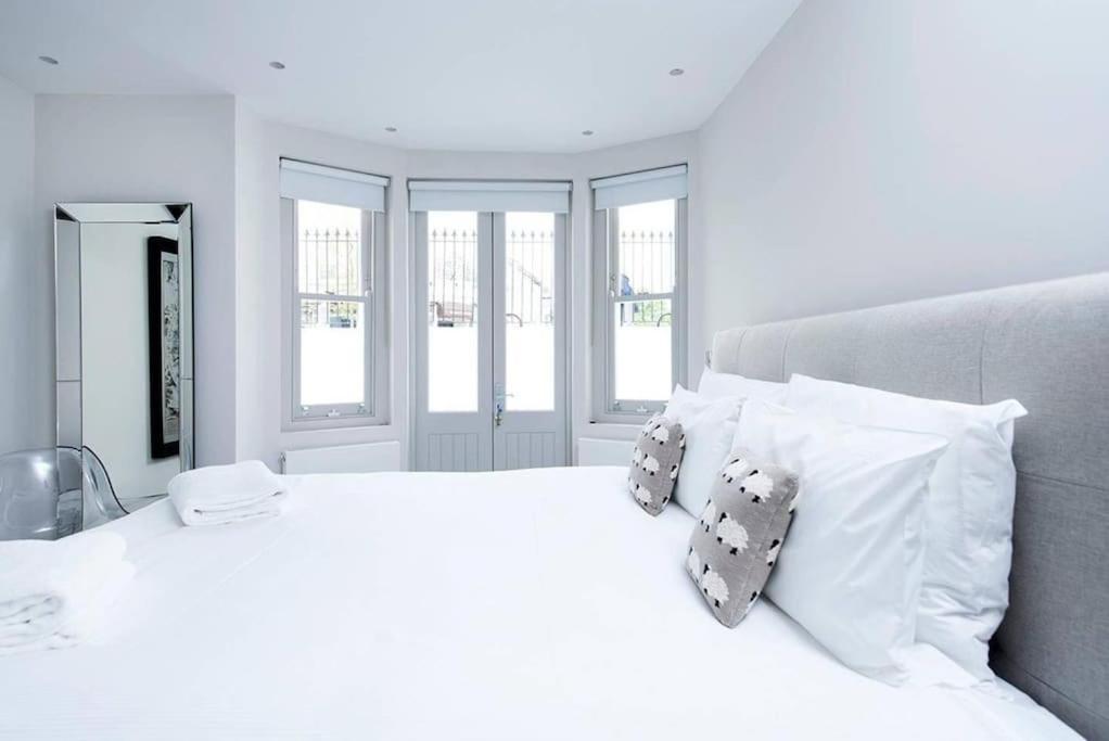 Beautiful 2br Flat With Free Parking In West Apartment