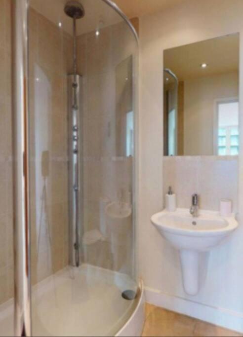 Apartamento Lovely Waterfront Flat Canary Wharf Excel Centre Londres