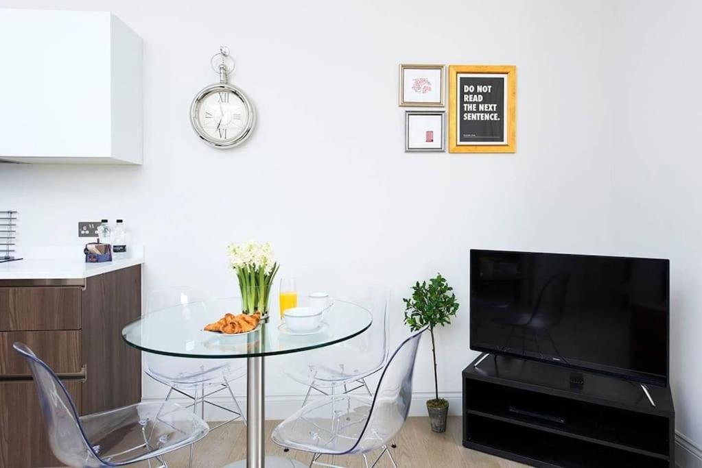 Recently Redecorated Bright 1br Near Shepherds Bush With Parking Soa London