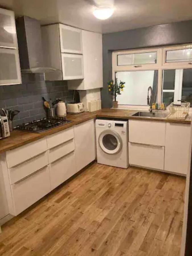 Modern 5 Bedroom Family House - 18 Mins To Station London