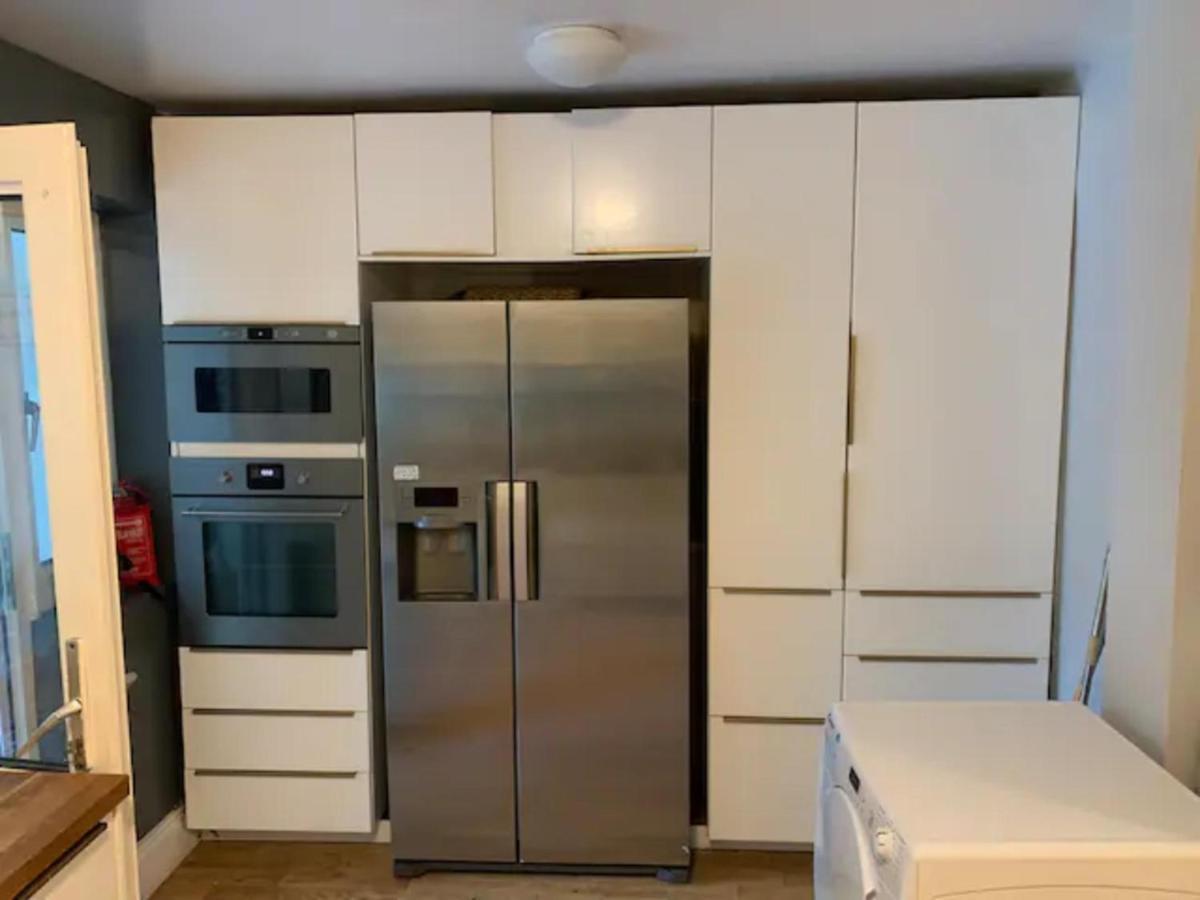 Modern 5 Bedroom Family House - 18 Mins To Station Holiday home