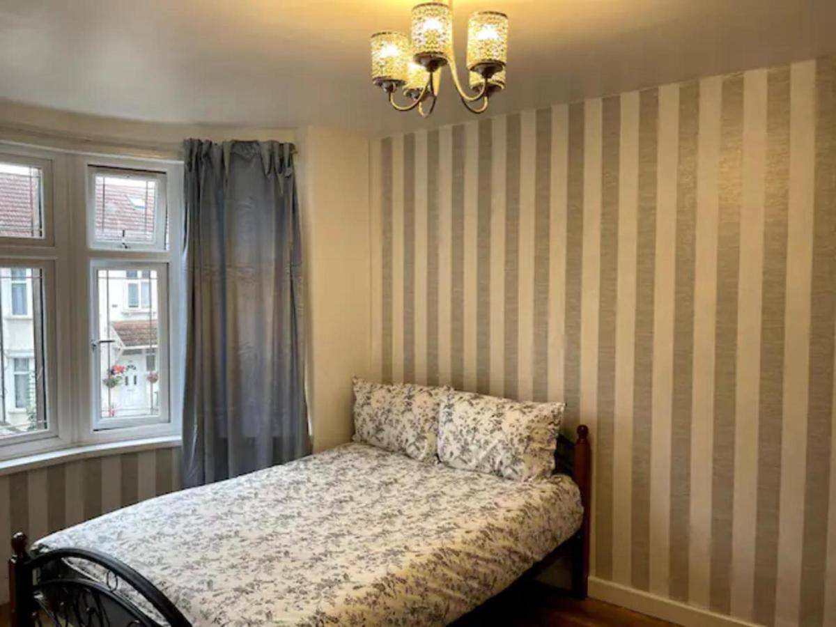 Modern 5 Bedroom Family House - 18 Mins To Station London