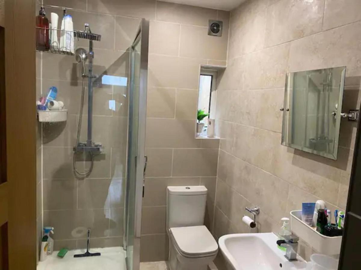 Holiday home Modern 5 Bedroom Family House - 18 Mins To Station London