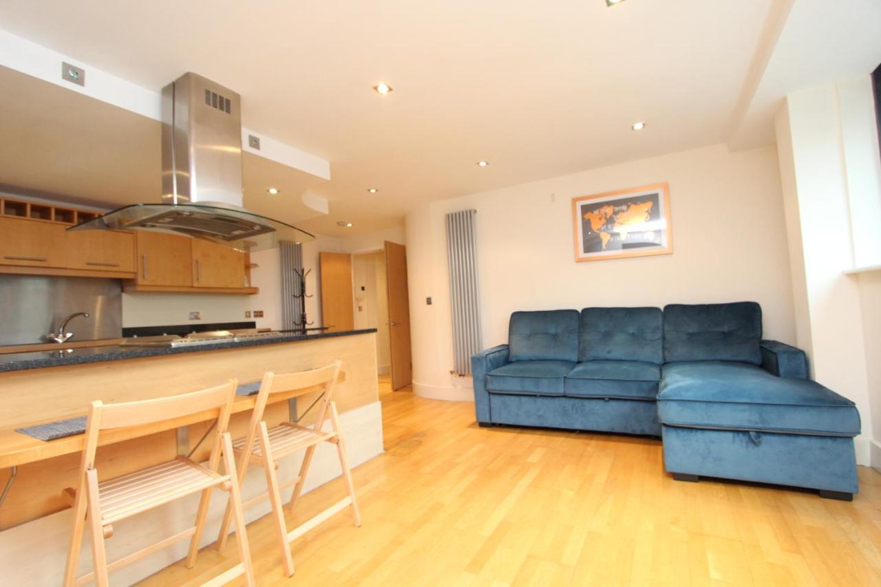 Leilighet Lovely 2-bedroom In Docklands, E14 London