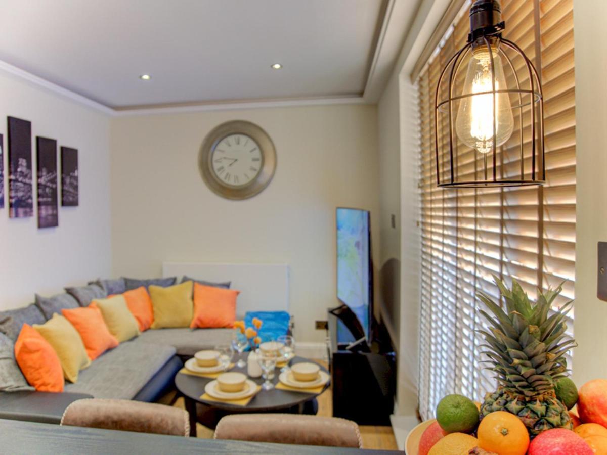 Pass The Keys Lovely 2-bedroom Flat With Balcony And Great Views Apartment London