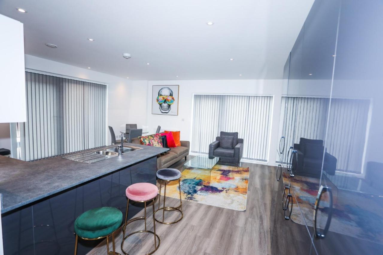 Lovely 2 Bed With Parking Apartment *