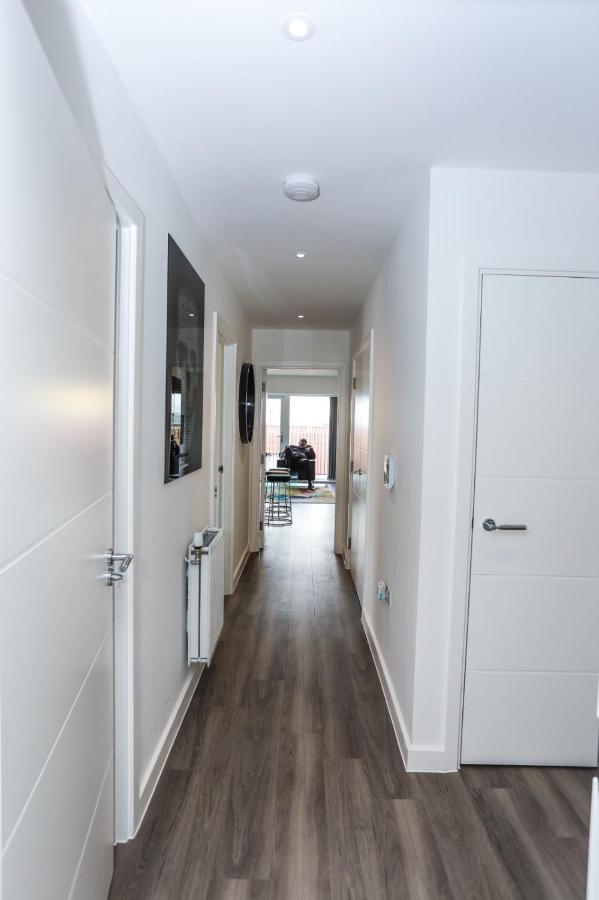 Lovely 2 Bed With Parking Apartment London