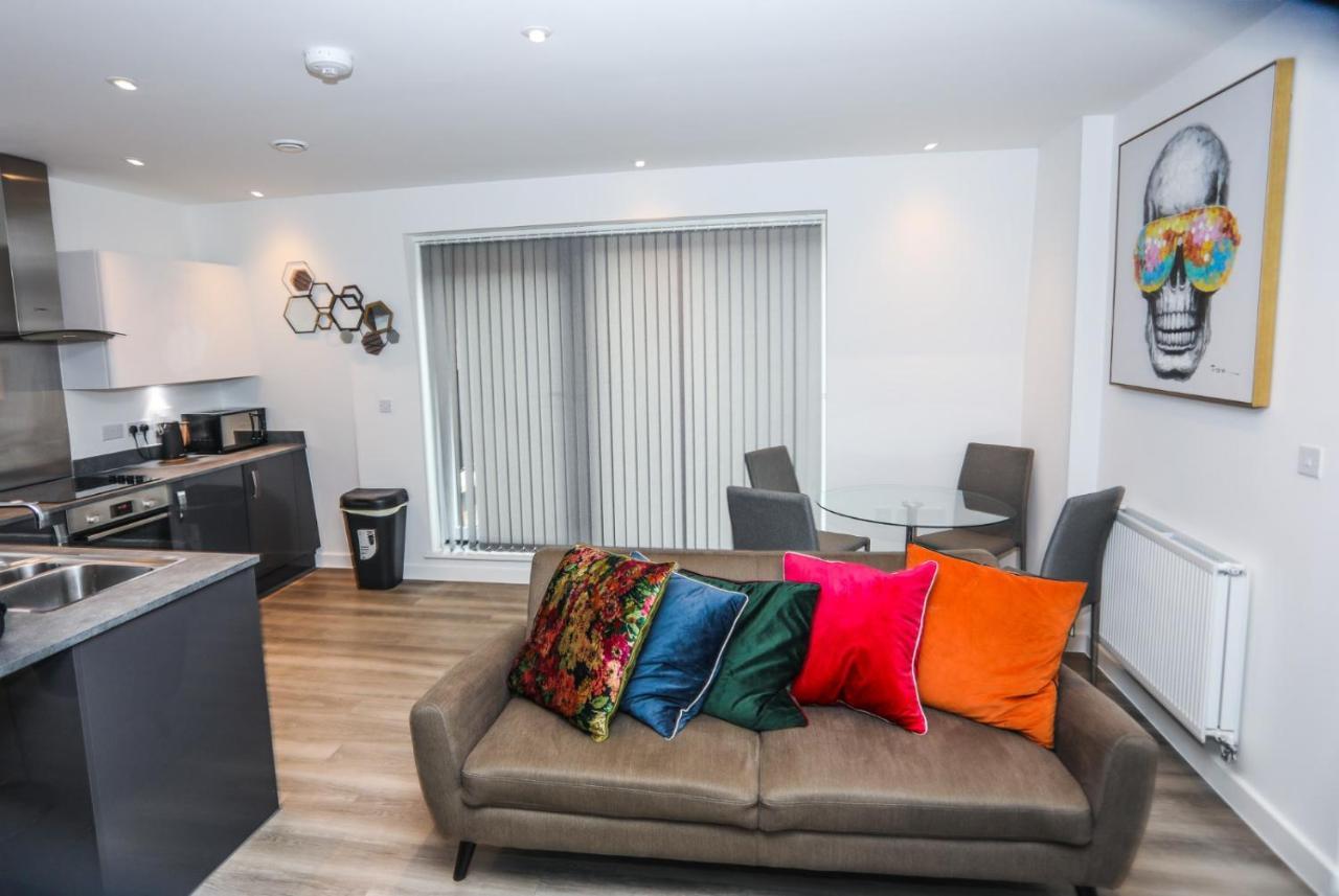 Lovely 2 Bed With Parking * London