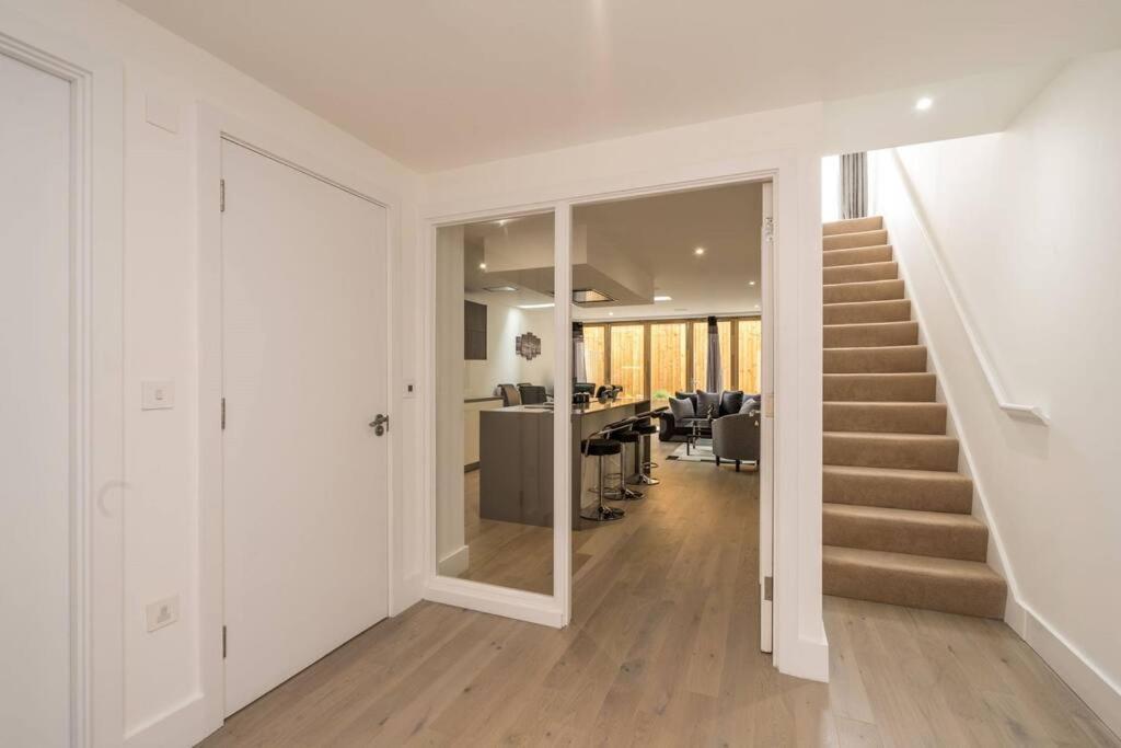 Luxurious & Modern Townhouse In Hammersmith Apartment