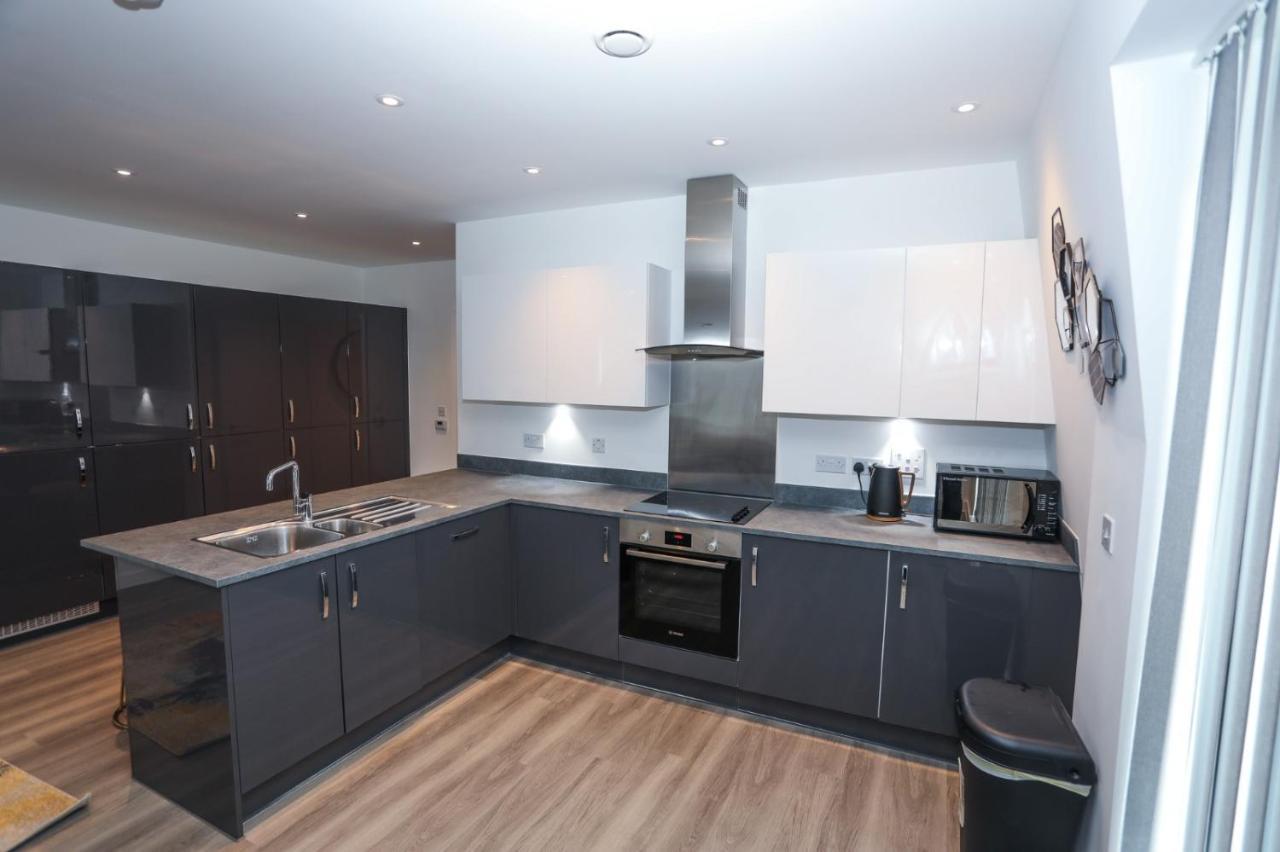 Lovely 2 Bed With Parking Apartment London