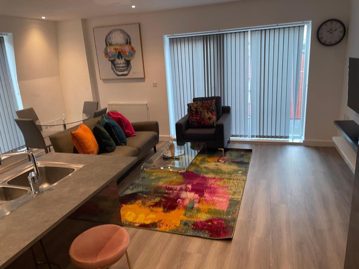 Lovely 2 Bed With Parking Apartment *