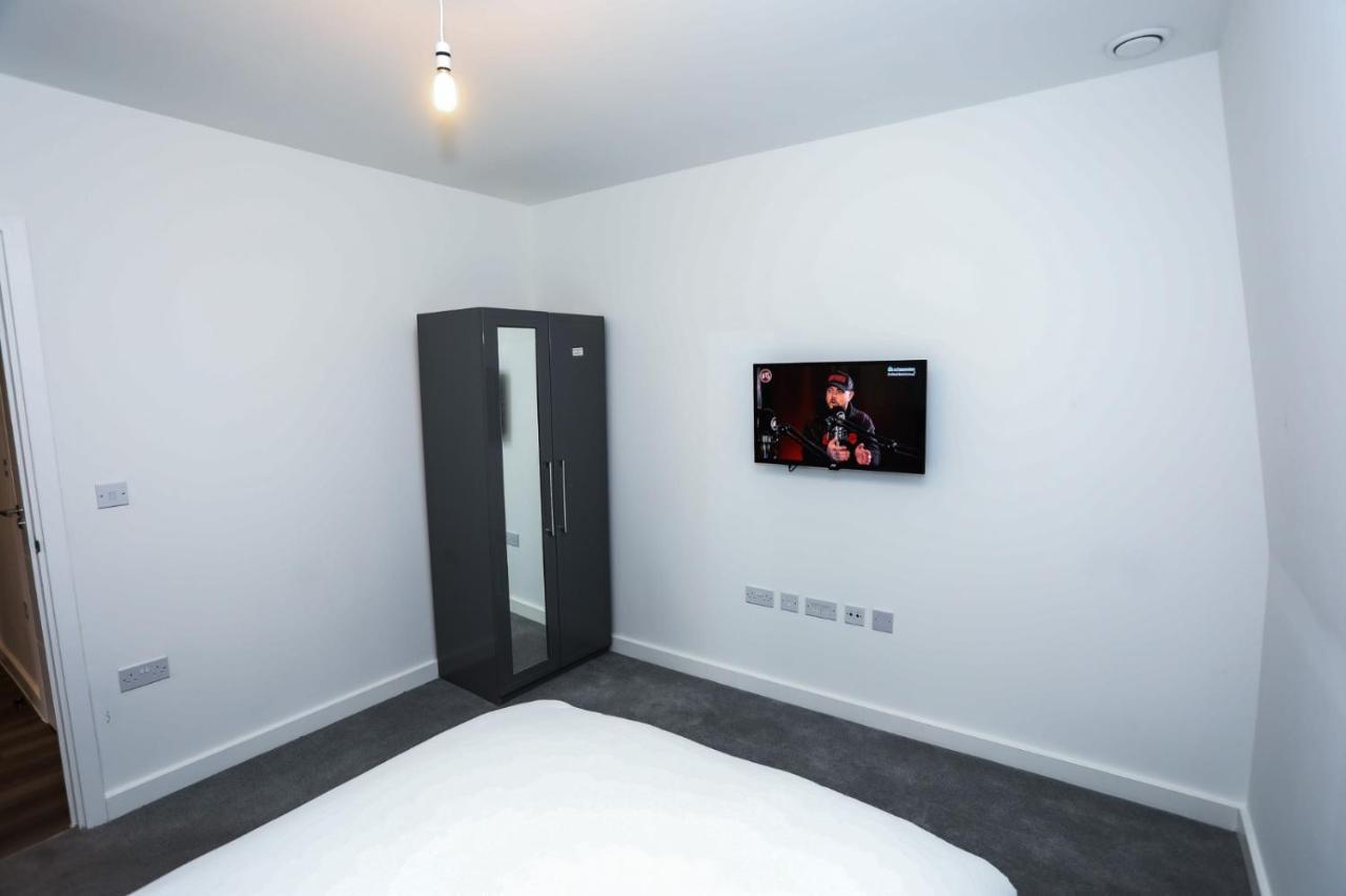 Lovely 2 Bed With Parking Apartment London