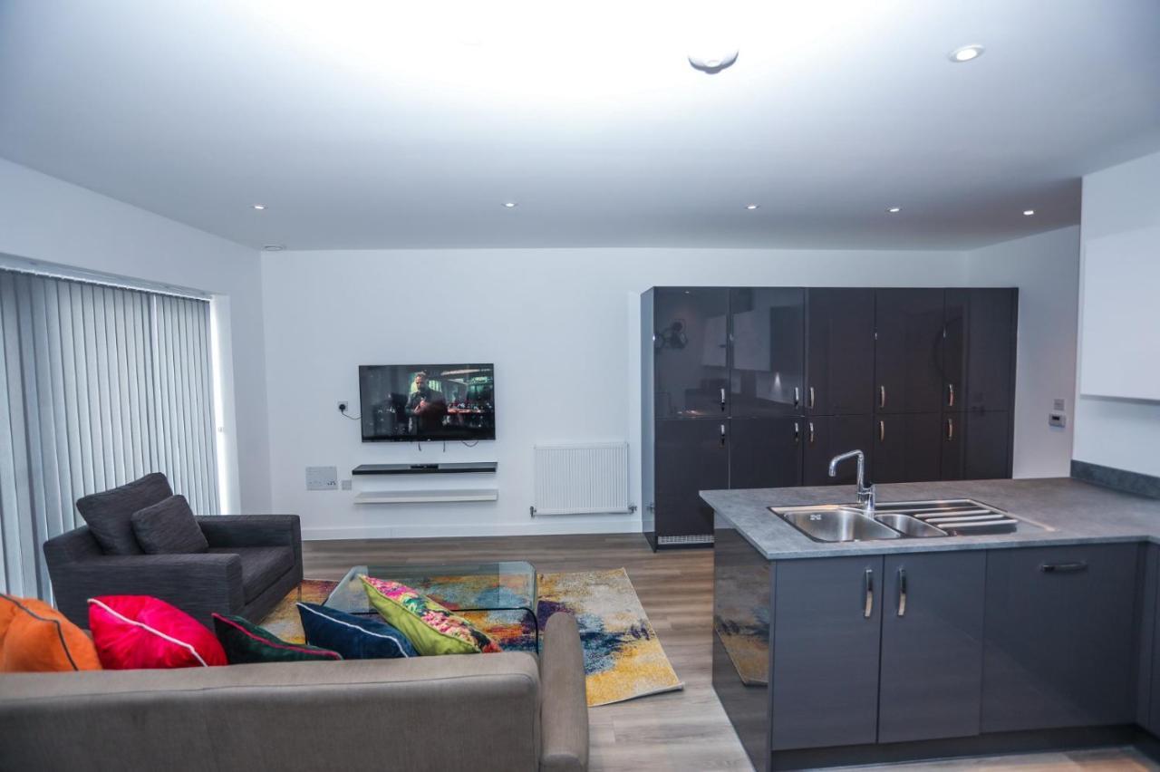 Lovely 2 Bed With Parking * London
