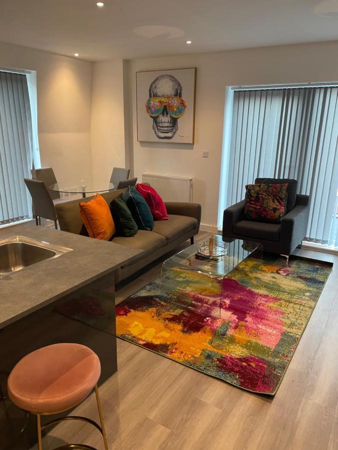Lovely 2 Bed With Parking Apartment *