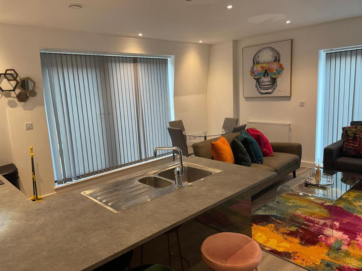 Lovely 2 Bed With Parking London