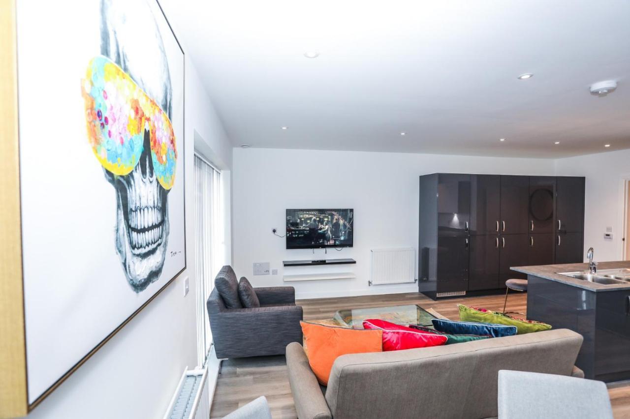 Lovely 2 Bed With Parking Apartment London