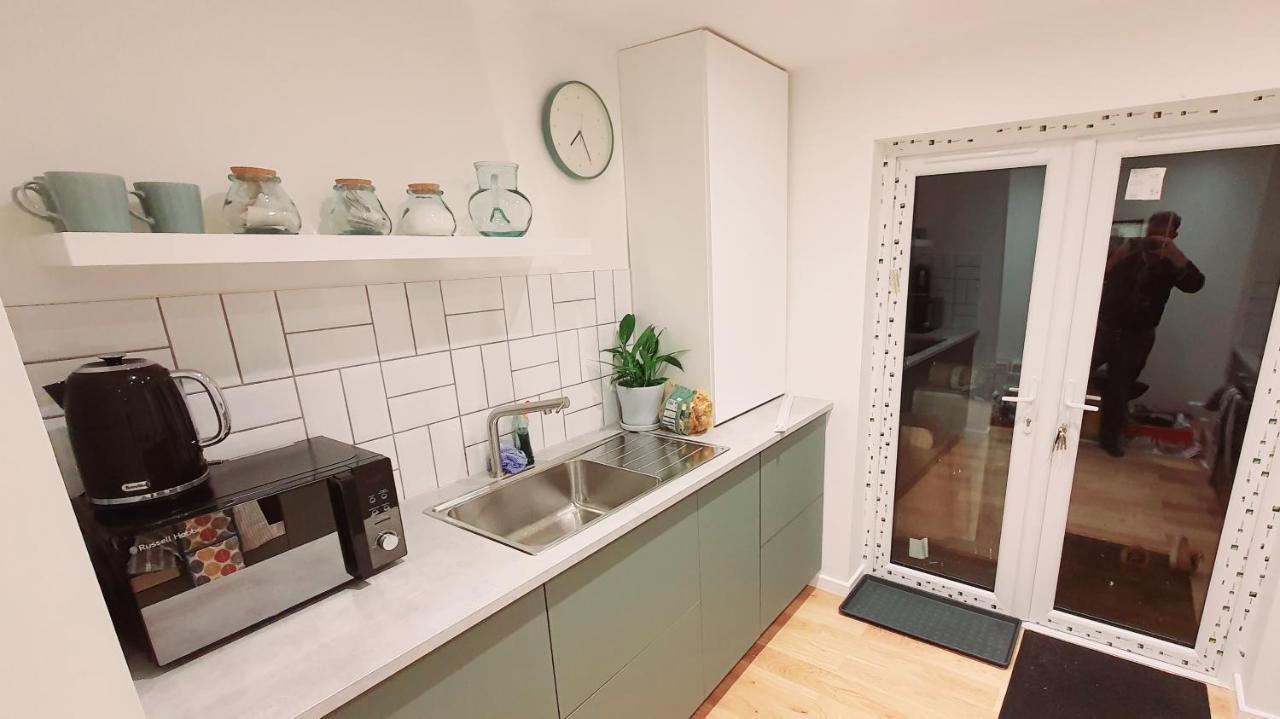 Appartement Lovely 2 Bedroom Period Garden Flat. *
