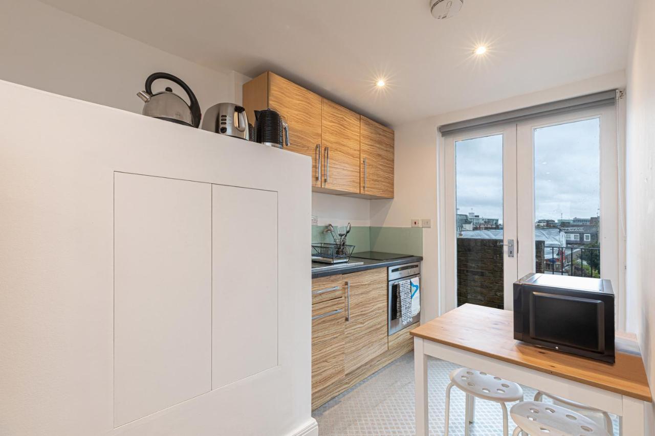 Modern Studio Flat With Balcony On The King's Road In Chelsea, * Londres