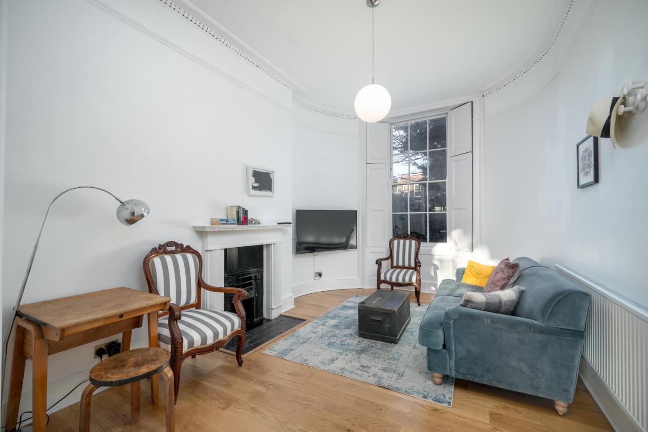 Sleek Flat With Communal Courtyard Leilighet *