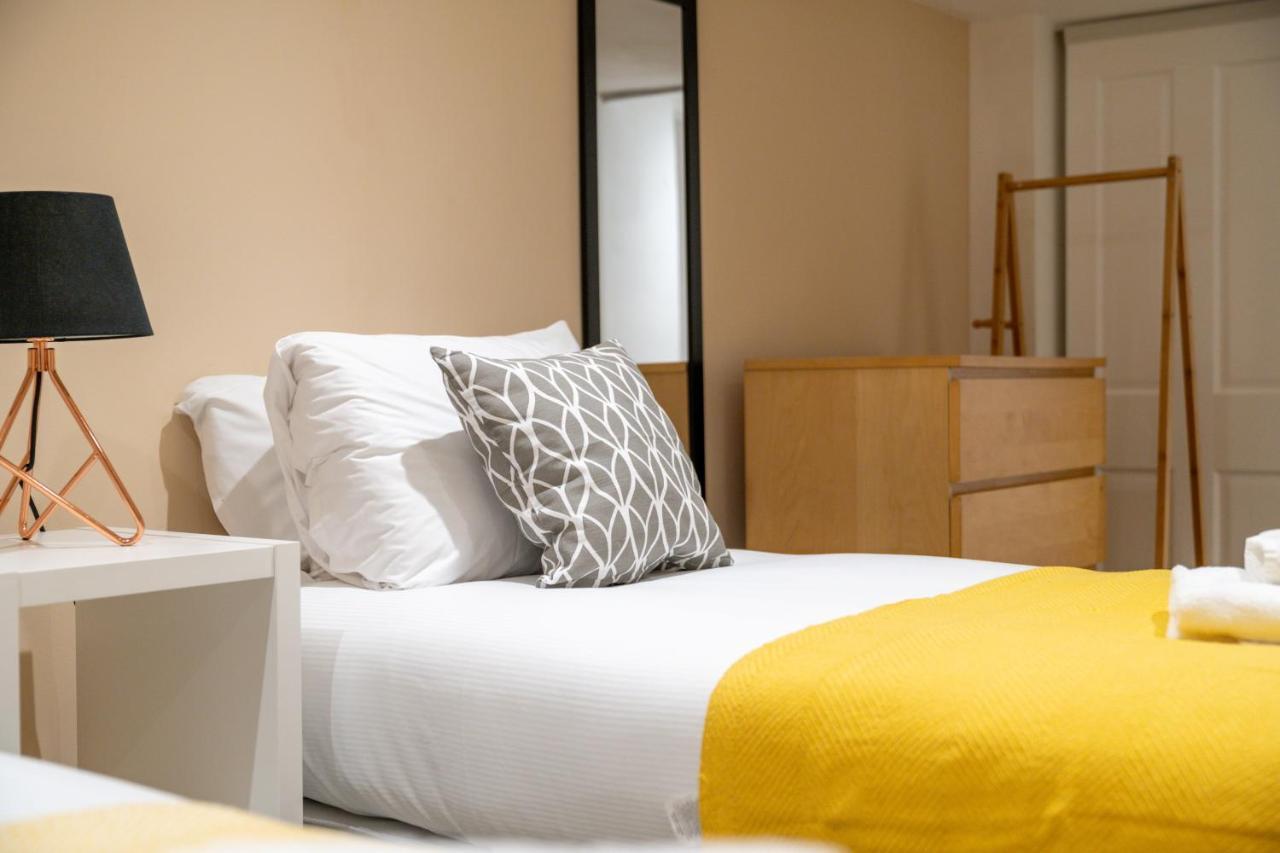 Sleek Flat With Communal Courtyard Leilighet