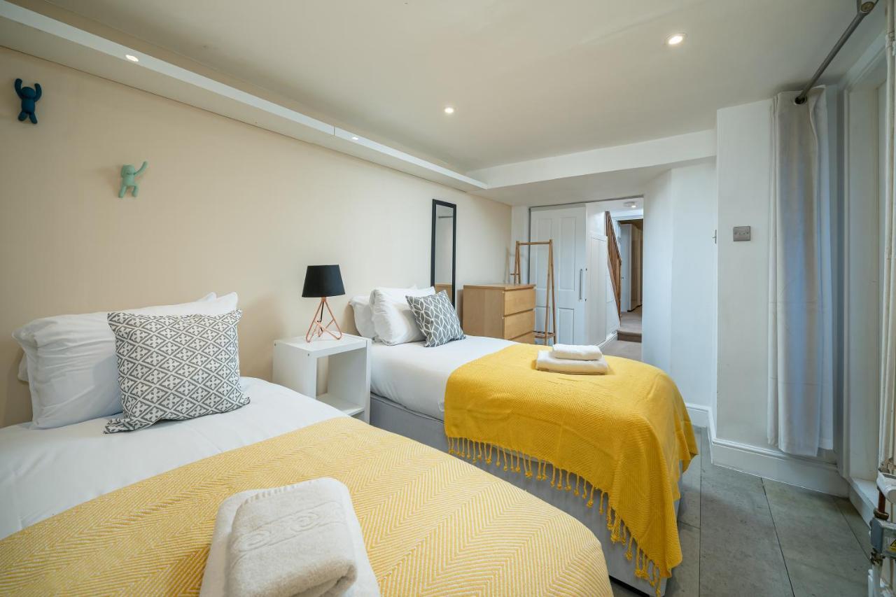 Sleek Flat With Communal Courtyard Leilighet *