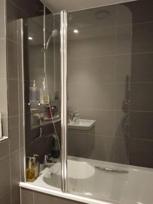 Whole 5 Mins To East Croydon & Concierge Apartment London