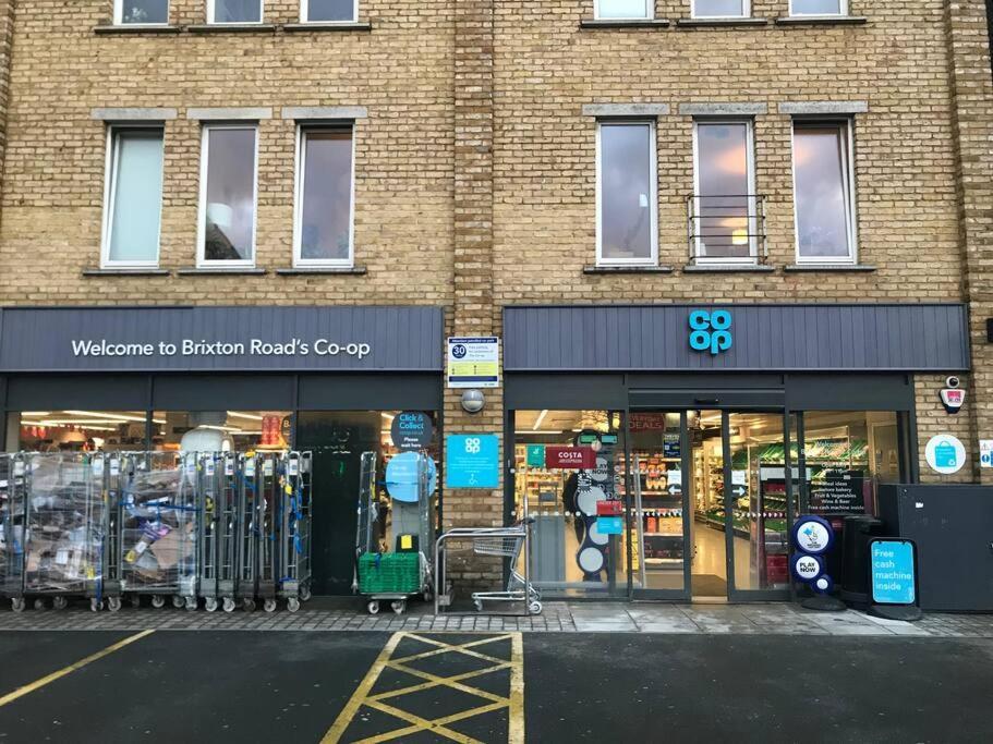 Large 1 Bed Serviced Apartment In The Town Centre Apartment