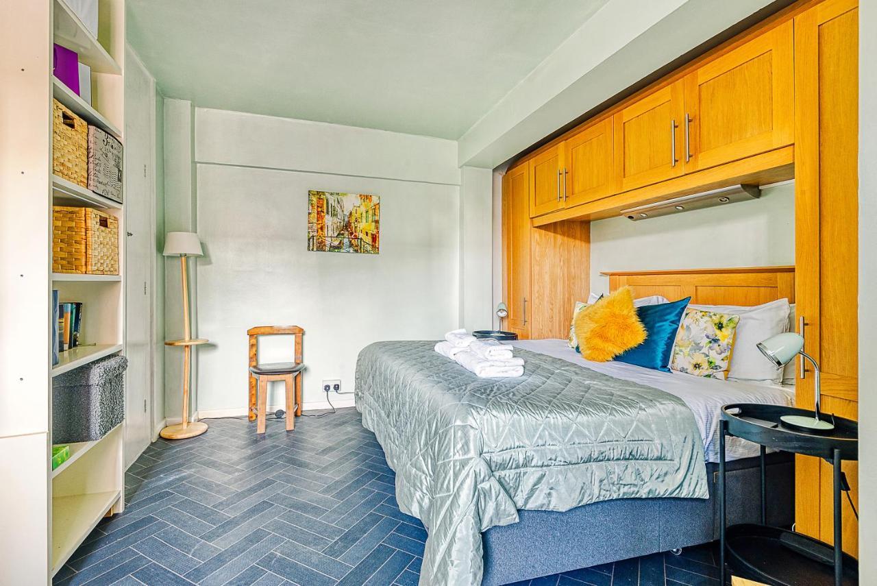 Warm And Welcoming In Putney By Underthedoormat Apartment