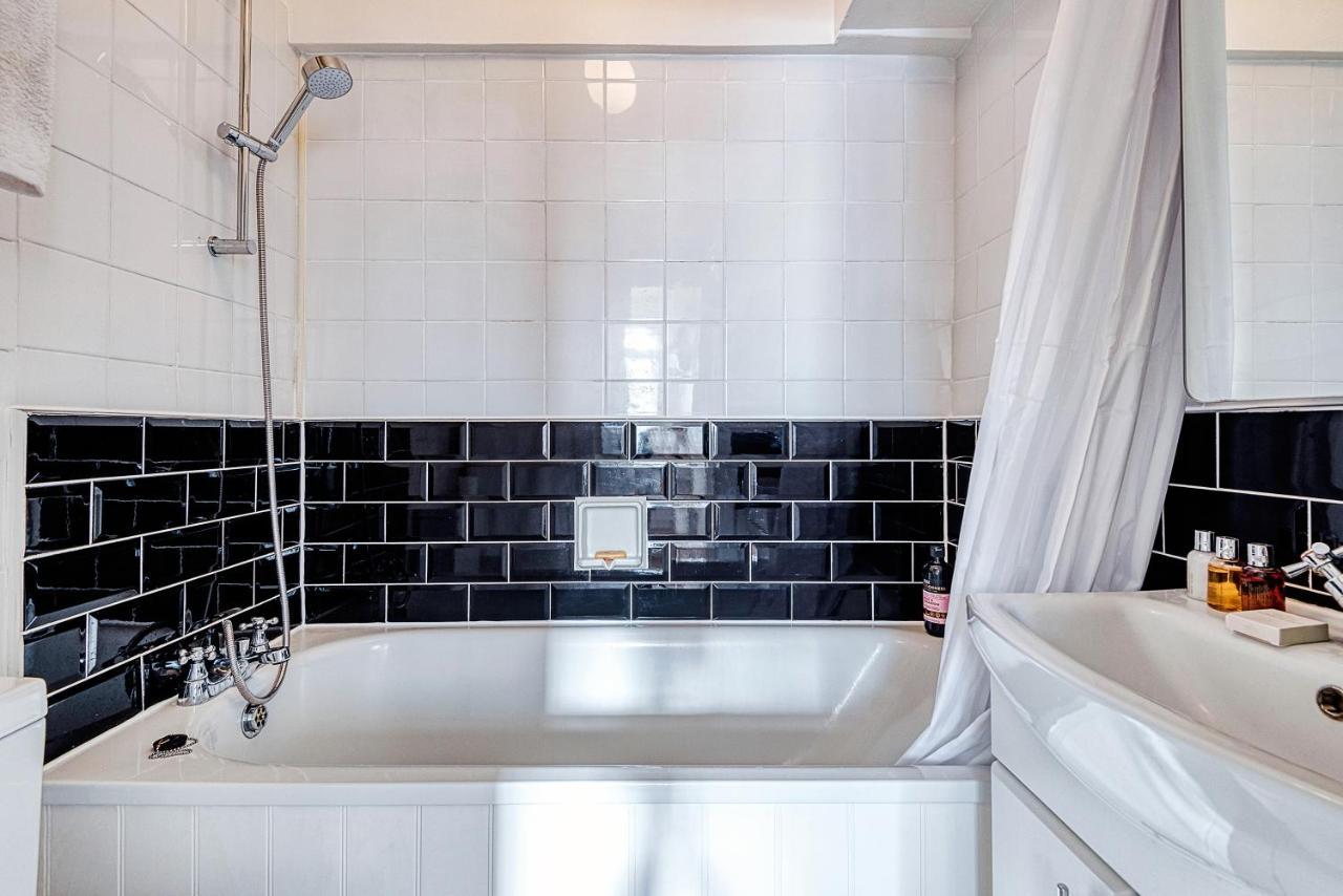 Warm And Welcoming In Putney By Underthedoormat Apartment