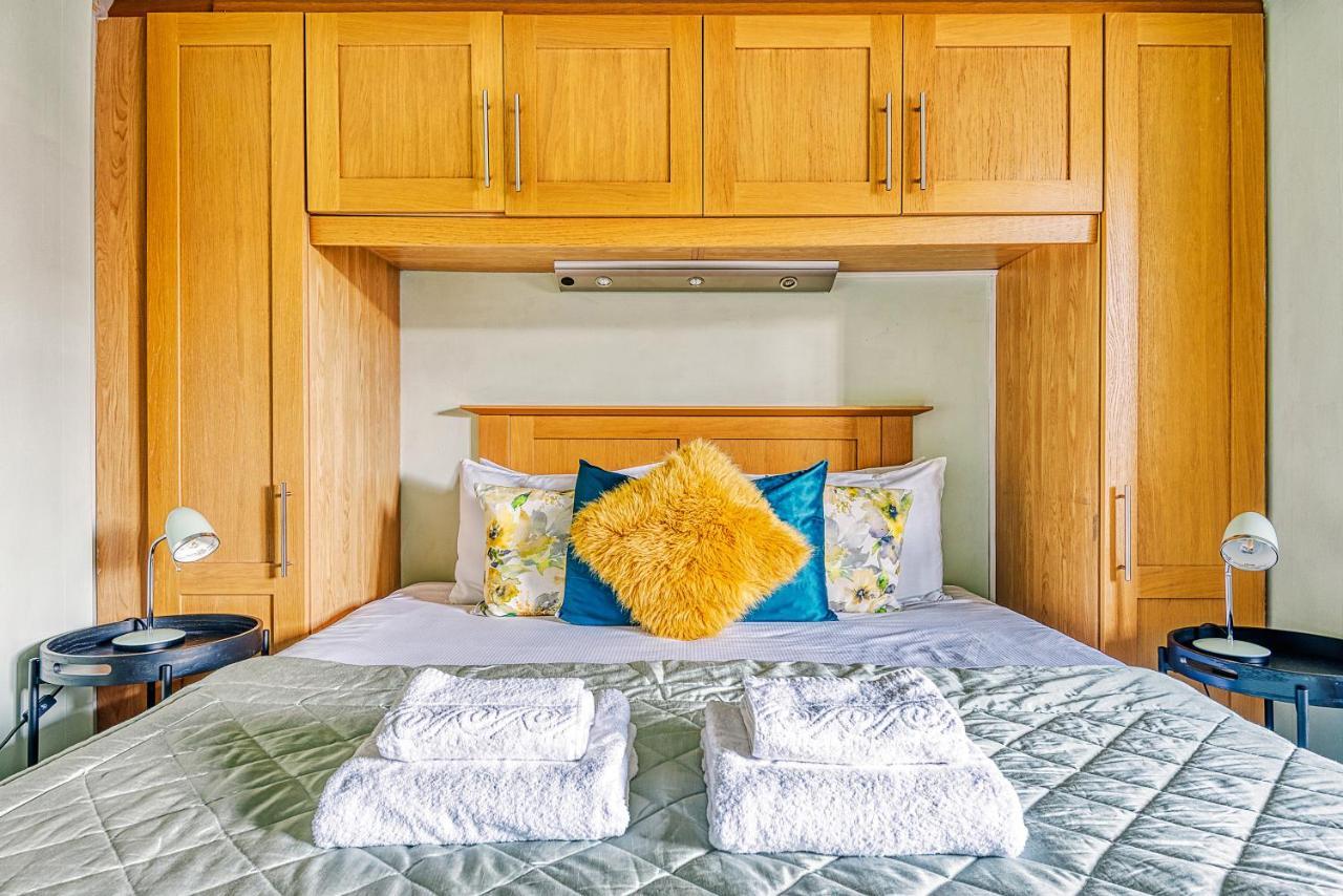 Warm And Welcoming In Putney By Underthedoormat Apartment