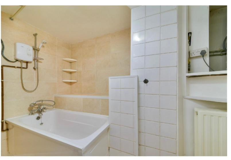 - Entire Lower Ground Floor - Only 7 Mins Walk Kings Cross St Pancras Station Leilighet London