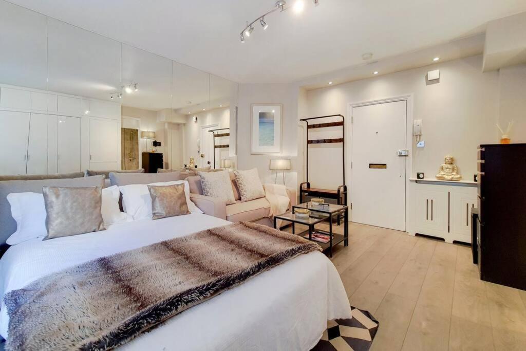 Stylish Knightsbridge Studio, Steps From Harrods. Apartment