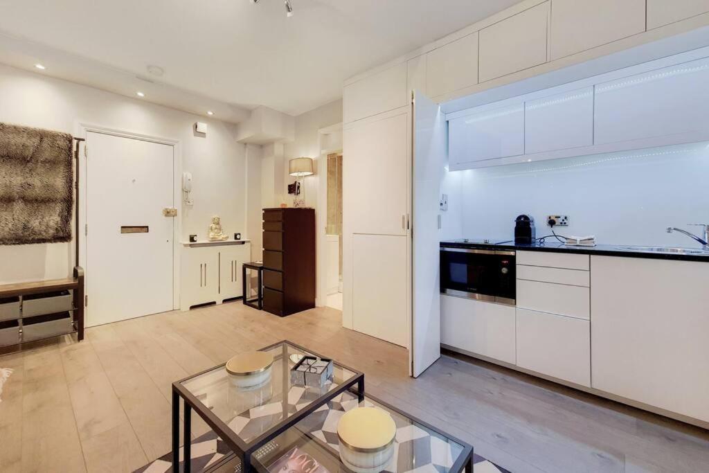 Stylish Knightsbridge Studio, Steps From Harrods. London
