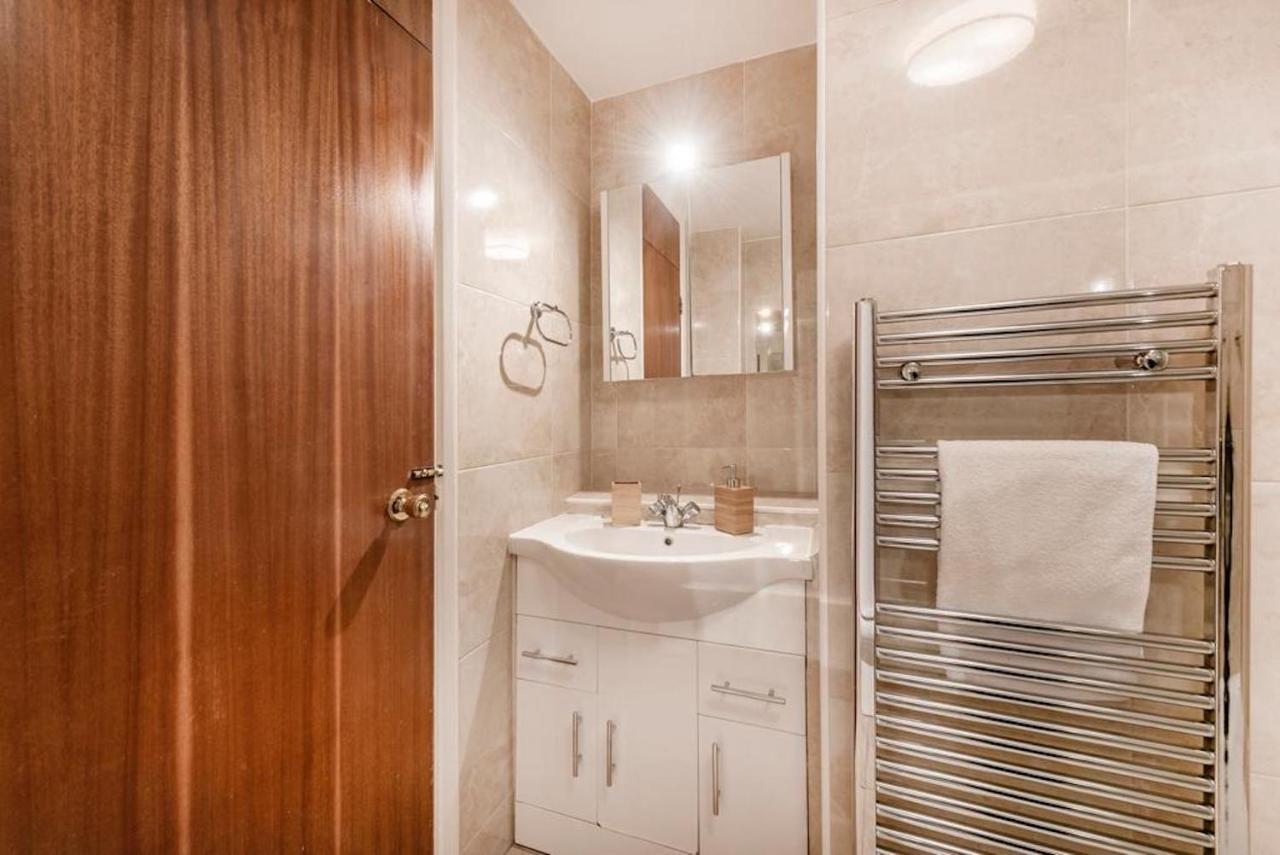 Stylish By Hyde Park Apartment