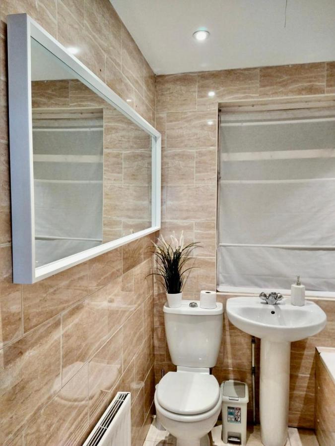 3 Cosy Homes Walking Distance To Mall With Parking Available To Book Separately 3 Bed House Or 1 Bed Or Сasa de vacaciones *