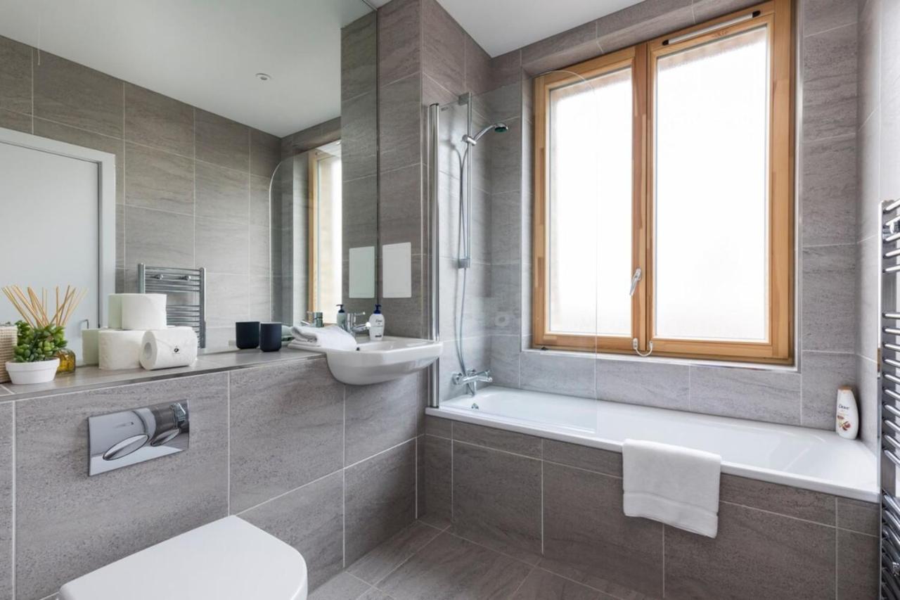 Modern & Designed 2 Bed Penthouse Apt Sleeps Five Leilighet *