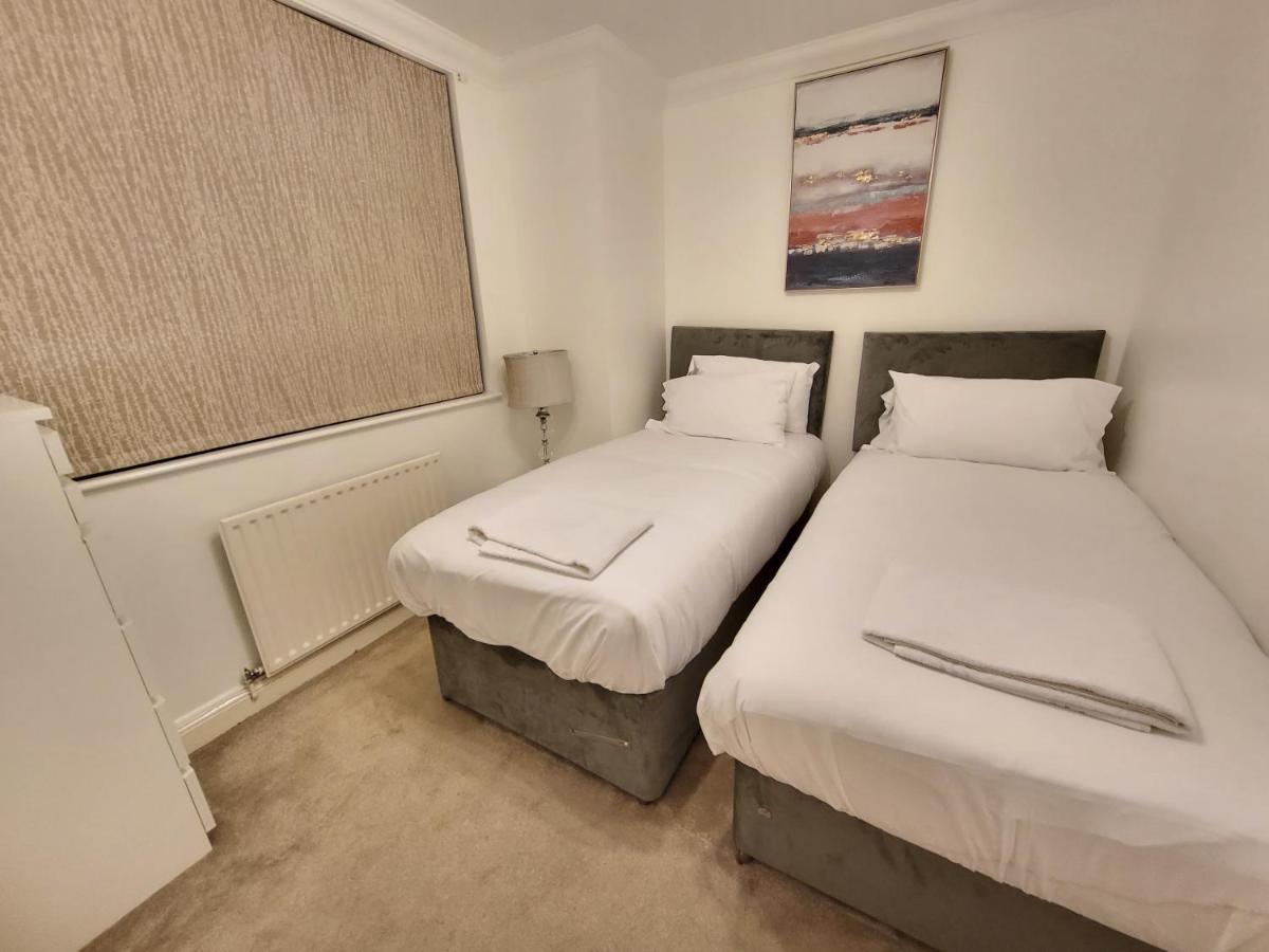 Garland Stylish 2 Bedroom A Minute Walk From Station
